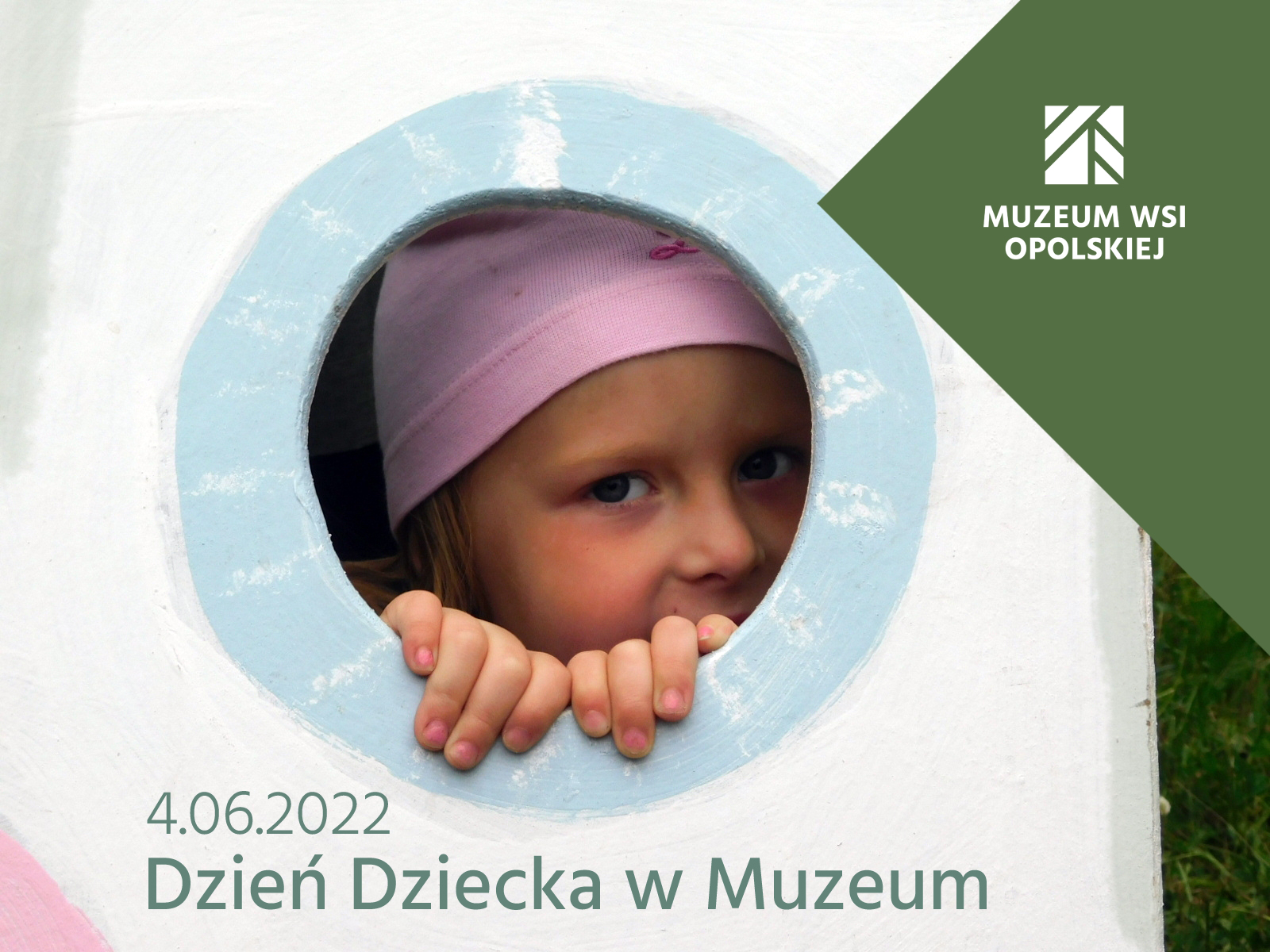 Zdjęcie ukazuje małą dziewczynkę - zaproszenie na Dzień Dziecka w Muzeum.