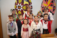 Dzieci i opiekunowie Tulowickiego Ośrodka Kultury w kostiumach stylizowanych na stroje ludowe - uczestnicy konkursu