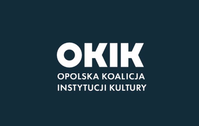 Grafika promująca OKIK. Wyśrodkowany skrót OKIK w kolorze białym, na granatowym tle. Poniżej napis: Opolska Koalicja Instytucji Kultury (białe litery na granatowym tle).