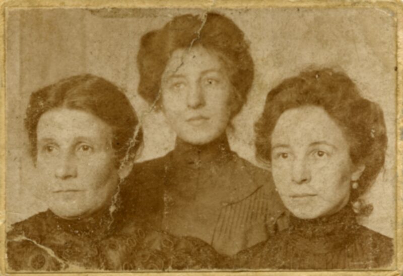 Anna Kornicka z córkami Kornelią i Heleną (po mężu Sosnowską), ok. 1907