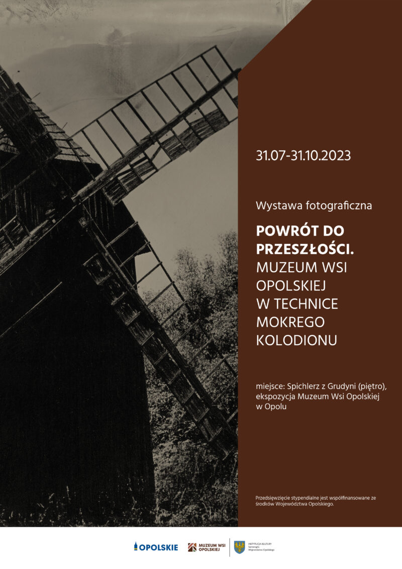 Plakat promujący wystawę fotograficzną w terminie 31.07-31.10.2023.