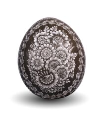 Jajko kurze drapane nożykiem we wzory roślinno-kwiatowe w kolorze ciemno-brązowym.