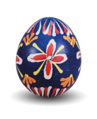 Jajko-pisanka-z-motywami-rozetkowymi-i-motywem-kwiatowym--w-kolorach-biało-czerwonym-tlo-niebieskie.