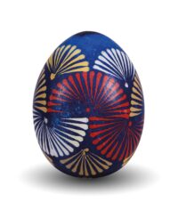 Jajko-pisanka-z-motywami-polrozetek-w-kolorach-zoltym-bialym-i-czerwonym-tlo-niebieskie.