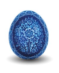 Jajko kurze drapane nożykiem we wzory roślinno-kwiatowe w kolorze niebieskim.
