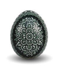 Jajko kurze drapane nożykiem we wzory roślinno-kwiatowe w kolorze ciemno-zielonym.