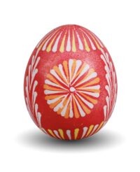 Jajko-pisanka-z-motywami-rozetkowymi-ijodelkami-w-kolorach-zoltym-bialym-i-pomaranczowym-tlo-czrwone.