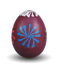 Jajko-pisanka-z-motywami-rozetkowymi--w-kolorach-białym-czerwonym-niebieskim-tlo-fiolrtowe.