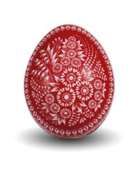 Jajko kurze drapane nożykiem we wzory roślinno-kwiatowe w kolorze czerwonym.