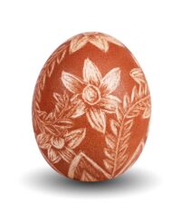 Jajko-kroszonka-z-motywem-kwiatowo-roslinnym-tlo-jasnobrazowym-autor-milena-koj