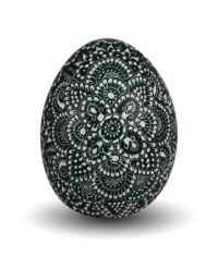 Jajko kurze drapane nożykiem we wzory roślinno-kwiatowe w kolorze czarnym.