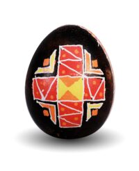 Jajko-pisanka-z-motywem-czerwonego-krzyza-z-zolto-pomaranczowym-srodkiem-tlo-czarne.