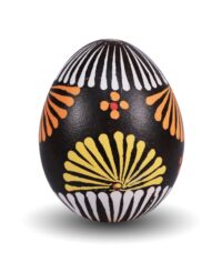 Jajko-pisanka-z-motywami-kwiatowymi-w-kolorach-zoltym-bialym-i-pomaranczowym-tlo-czarne.