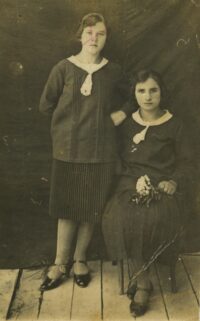 1. Z prawej Maria Żołdak zd. Romanik, mama Danuty Szeligi, Chołojów, ok. 1936 r. Archiwum prywatne Danuty Szeligi