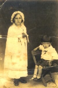 3. Na krzesełku Edmund Żołdak, brat Danuty Szeligi, Chołojów 1937 r. Archiwum prywatne Danuty Szeligi