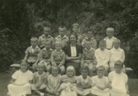 5. Maria Żołdak, wychowawczyni z grupą wychowanków, sierociniec w Tengeru, 1946 r. Archiwum Danuty Szeligi